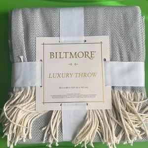 BILTMORE LUXURY THROW.  PERFECT FOR COVER OR TO BE WORN ON A SHAWL.  NWT
